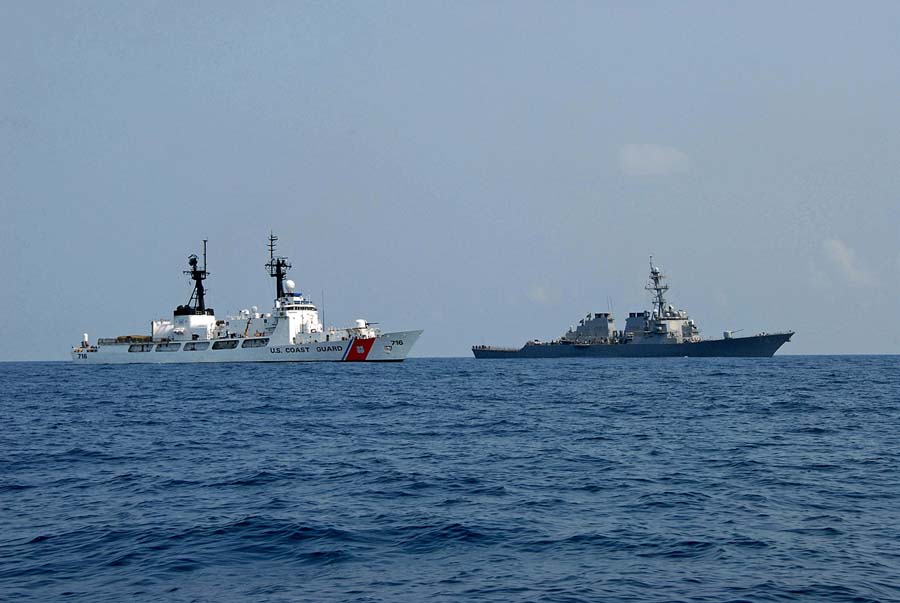Корабль Береговой охраны США Dallas и ракетный эсминец USS McFaul в Черном море с грузом гуманитарной помощи Грузии, с сайта www.navy.mil