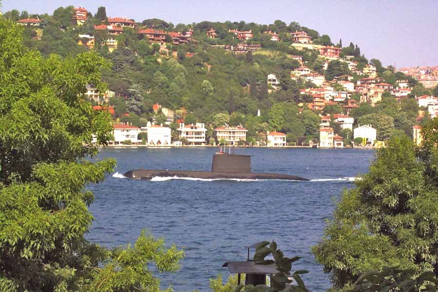 Подводная лодка ВМС Турции в проливе Босфор, Стамбул, с сайта commons.wikimedia.org