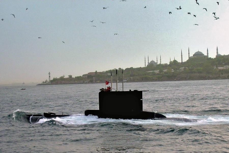 Подводная лодка ВМС Турции в проливе Босфор, Стамбул, с сайта commons.wikimedia.org