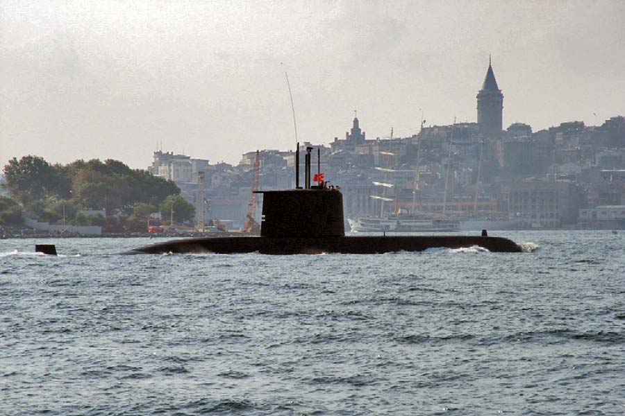 Подводная лодка ВМС Турции в проливе Босфор,Стамбул, с сайта commons.wikimedia.org