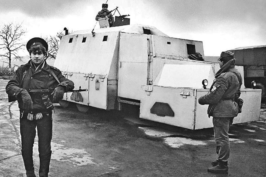 Ополченцы в Приднестровье у самодельной бронемашины, с сайта transnistria.md
