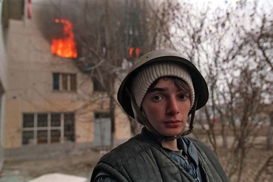 Чеченский мальчик во время боев за Грозный, январь 1995. Фото Михаила Евстафьева, с сайта commons.wikimedia.org
